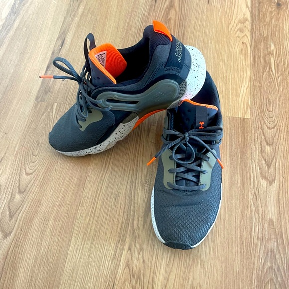 Under Armor training shoes - HOVR series - comfort foam sole. Black & orange! - Picture 2 of 5